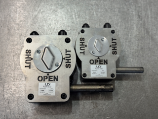 «Челябинский фланцевый завод» перешёл на новый вид информационных указателей для редукторов